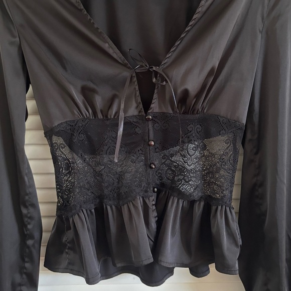 Black cropped peplum top with lace and button detail size small - Picture 2 of 6